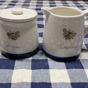 NWT Queen Bee Creamer and Sugar ceramic canisters set